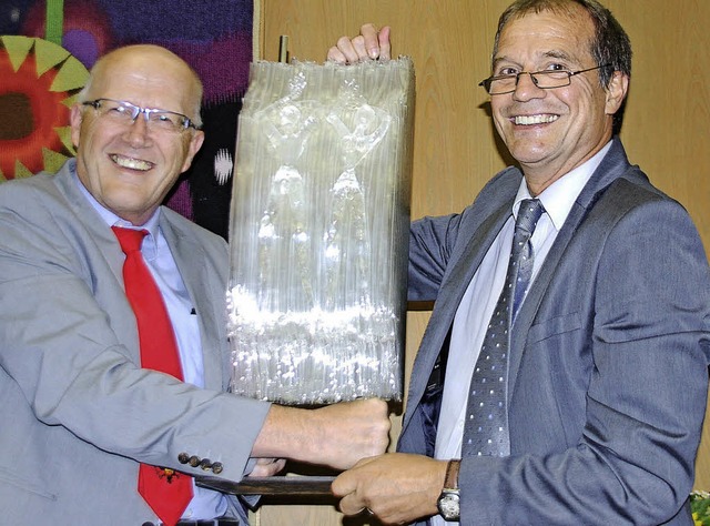 Abschied aus dem Rathaus: Brgermeiste...dt eine Markus-Skulptur als Geschenk.   | Foto: Ralf Staub