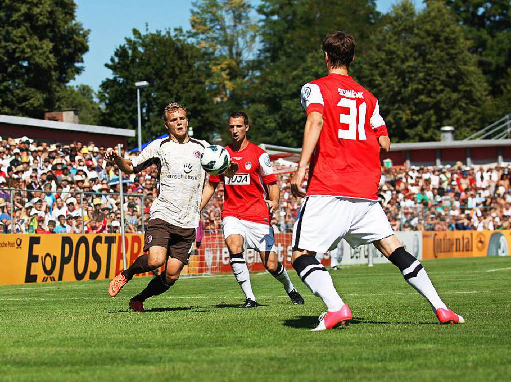 Lennart Thy  vom FC St. Pauli (in wei) hat sich in der vergangenen Saison als Linksauen etabliert. Von ihm ging oft Gefahr aus.