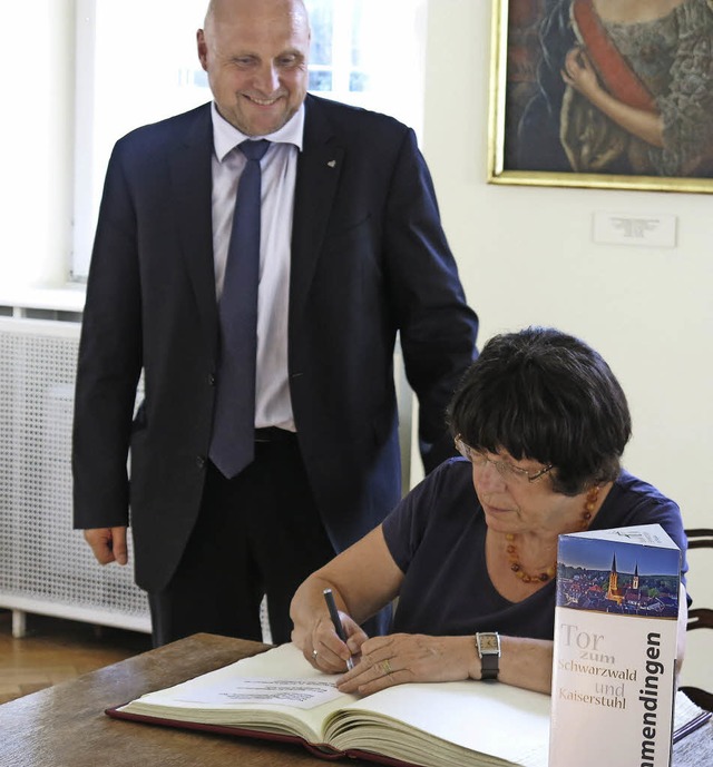 Staatsrtin Gisela Erler trgt sich ins goldene Buch der Stadt ein  | Foto: Georg Vo