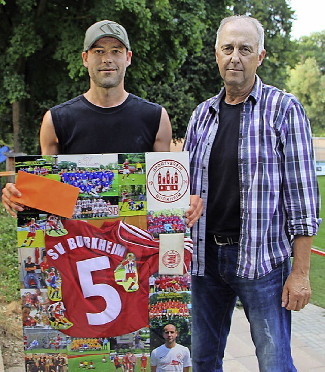 Der Vorsitzende des SV Burkheim, Bernd...s Kees  zum Abschied eine Fotocollage.  | Foto: Herbert Trogus