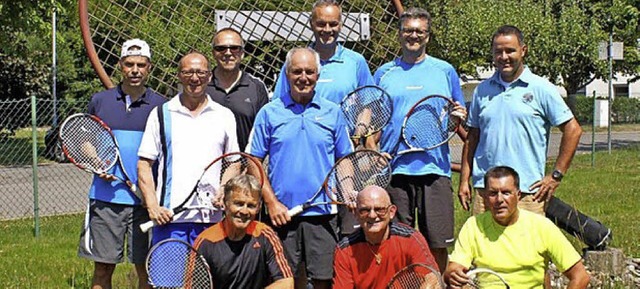 So sehen Tennismeister aus. Stehend vo...h, Achim Rieple und Gerhard Bernauer.   | Foto: zvg