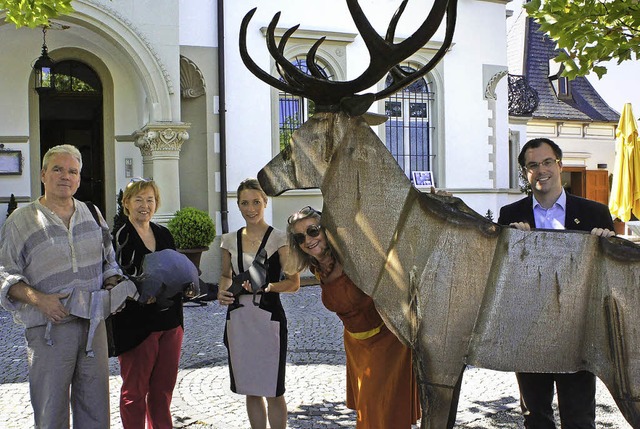 Vorm Schlssle prsentieren Andreas Bl...Hirsch aus unbehandeltem Stahlblech.    | Foto: Reinhard Herbrig