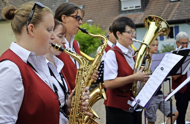 Der Musikverein spielte auf dem Lindenplatz.  | Foto: Friederike Nottbrock