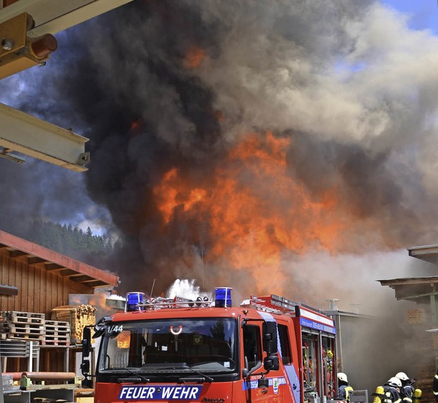 Wnde aus Feuer und Qualm trmten sich vor den Rettungskrften auf.   | Foto: Kamera 24