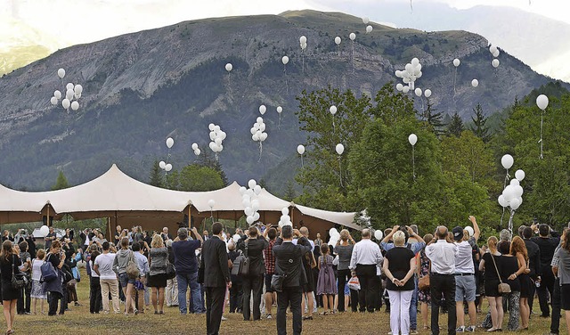 Fr jedes Opfer wurde ein Luftballon fliegen gelassen.   | Foto: AFP