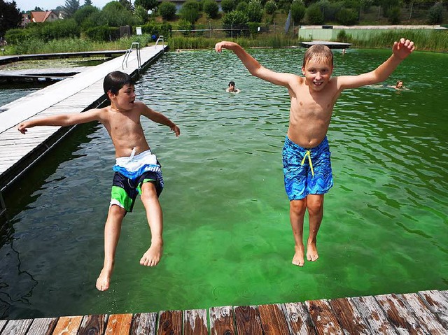 Jippieh! Zwei Jungs springen in die  c...ien Fluten des Naturschwimmbades Sulz.  | Foto: christoph Breithaupt
