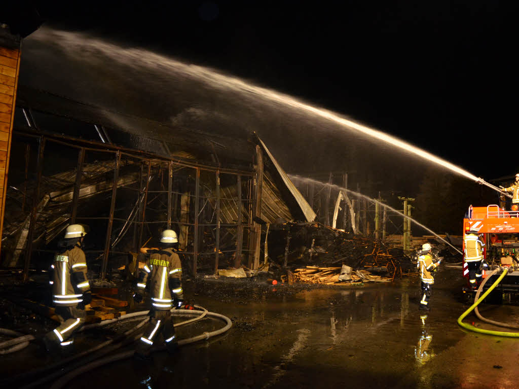 Ein Bild der Verwstung zeigt sich den Einsatzkrften, nachdem sie das Feuer am spten Abend unter Kontrolle bekommen haben.