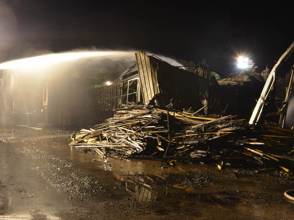 Ein Bild der Verwstung zeigt sich den Einsatzkrften, nachdem sie das Feuer am spten Abend unter Kontrolle bekommen haben.