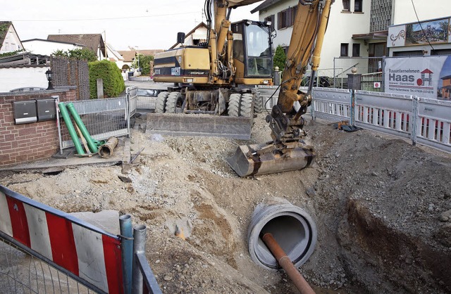 Im Rosenweg in Wyhl  wurde mit dem Kanalbau begonnen.  | Foto: Michael Haberer