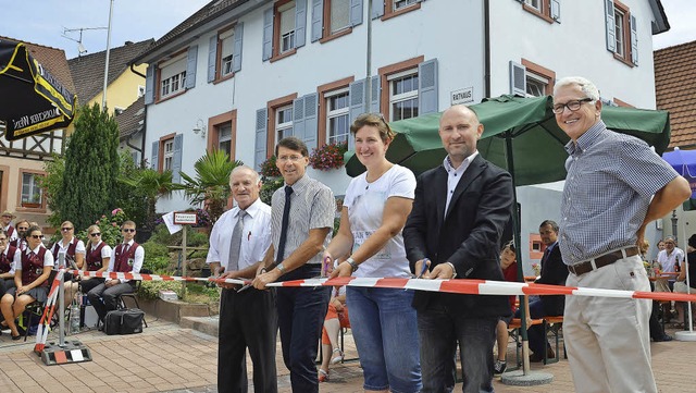 Freigabe der Oberdorfstrae in Wallbur...und Udo Schneider (Tiefbauchef Stadt).  | Foto: Klaus Fischer