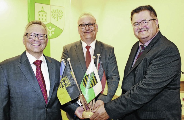 Die beiden Brgermeister Jrgen Guse (...rechts) mit Ehrengast Jrgen Martens.   | Foto: Stadt