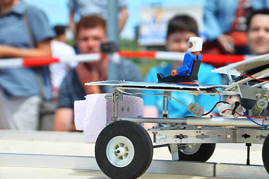 Fahren auch ohne konventionellen Strom: Die Solarfahrzeuge der Ettenheimer Solar Challenge. (Foto: Klaus Fischer) Fahren auch ohne konventionellen Strom: Die Solarfahrzeuge der Ettenheimer Solar Challenge. (Foto: Klaus Fischer)