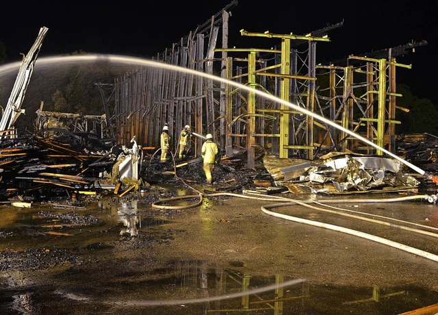 Bis spt in die Nacht war die Feuerweh...h mit den Lscharbeiten beschftigt...  | Foto: Kamera 24