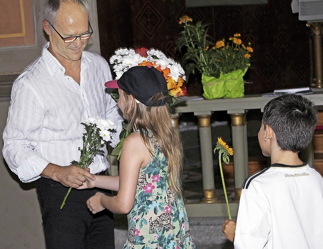 Zum Abschied in den Ruhestand erhielt ...schule Zell,  von den Kindern Blumen.   | Foto: Fabry