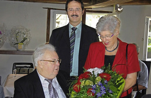 Karl Heinz Vogt mit Frau und Amtsnachf...75. Geburtstag des Altbrgermeisters.   | Foto: Steinfelder