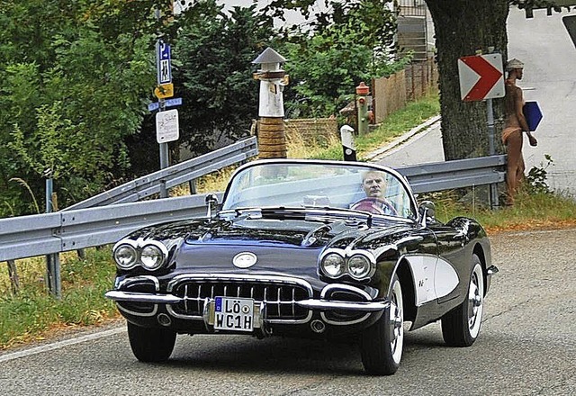 Die Schwarzwald Historic-Rallye  bei ihrer Fahrt durch Raitbach  | Foto: Edgar Steinfelder