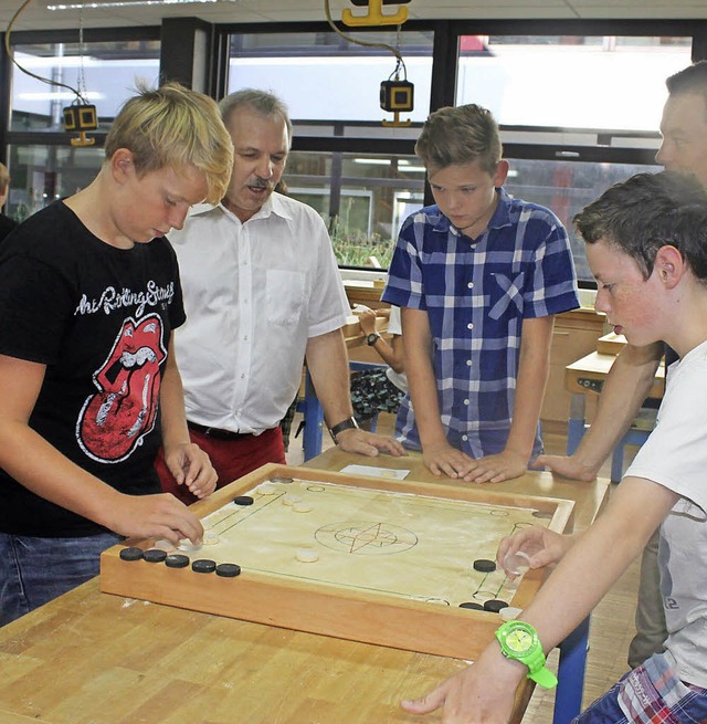 Mit Ehrgeiz spielten die Schler zum A...nststoff&quot; ein Carromturnier aus.   | Foto: Albert Greiner