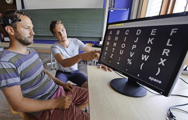 Konstantin Schmid (links)  und Andreas...on  Computer und menschlichem Gehirn.   | Foto: Rita Eggstein