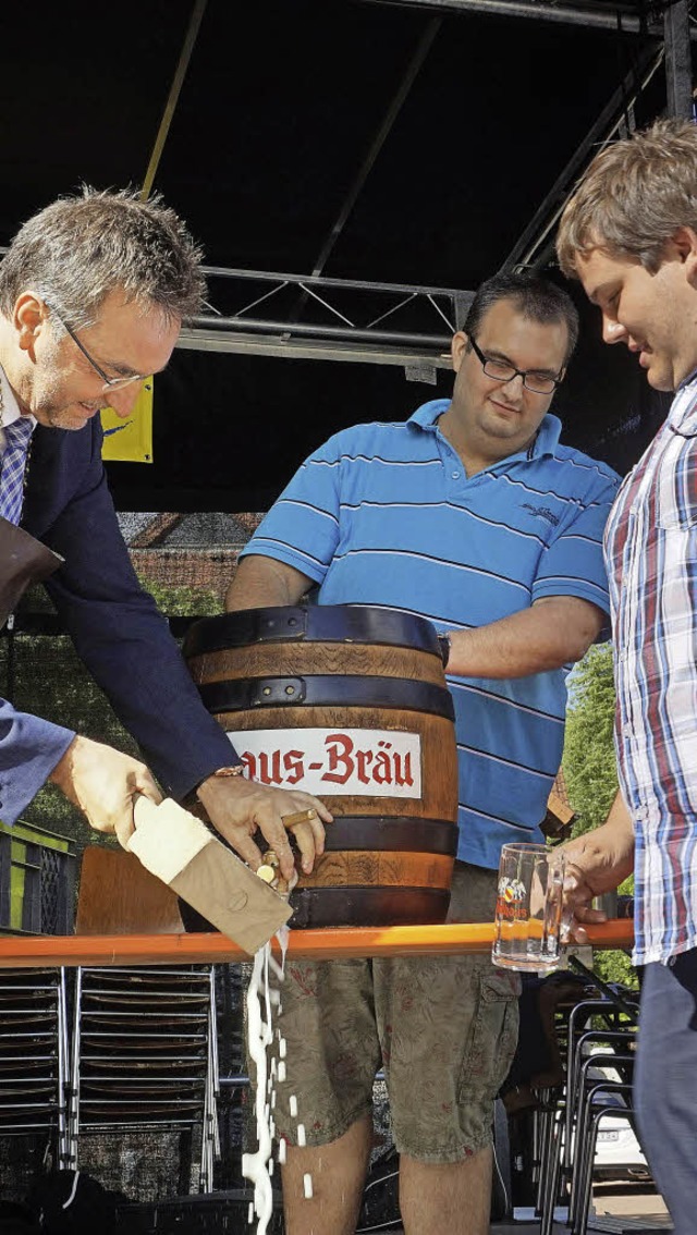 Brgermeister  Laub (links) musste zwe...gen. Gut besucht war der Hock abends.   | Foto: Julius Steckmeister