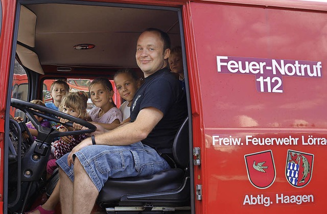 Begeistert lieen sich die  Kinder von...n Brs das  Feuerwehrfahrzeug zeigen.   | Foto: Paul Schleer