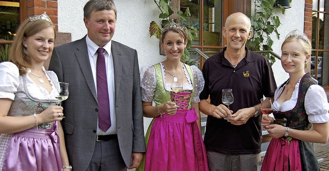 Weinprinzessin Melissa Fnfgeld (von l...la Vetter beim Empfang in Glottertal.   | Foto: Christian Ringwald