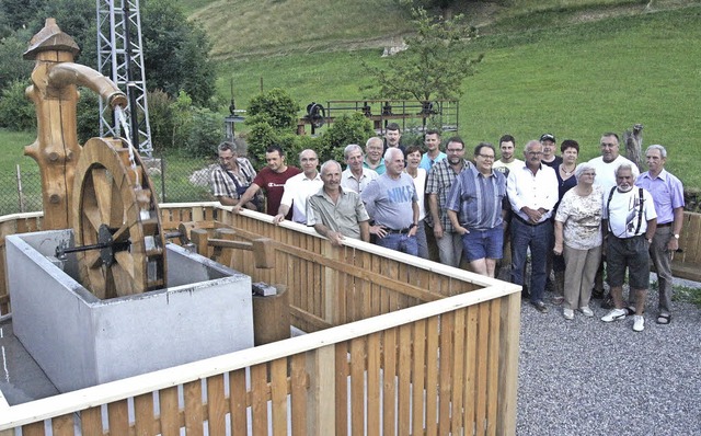 Die Helfer mit Ortsvorsteher Franz Bur...s) am Brunnen vor der Hammerschmiede.   | Foto: R. Gutjahr