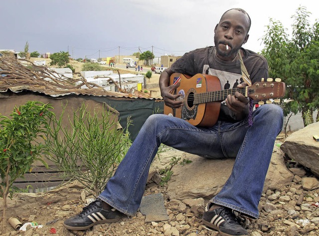 Paulus Ndahange trumt noch immer von ...Windhuk und spielt traurige Melodien.   | Foto: johannes dieterich