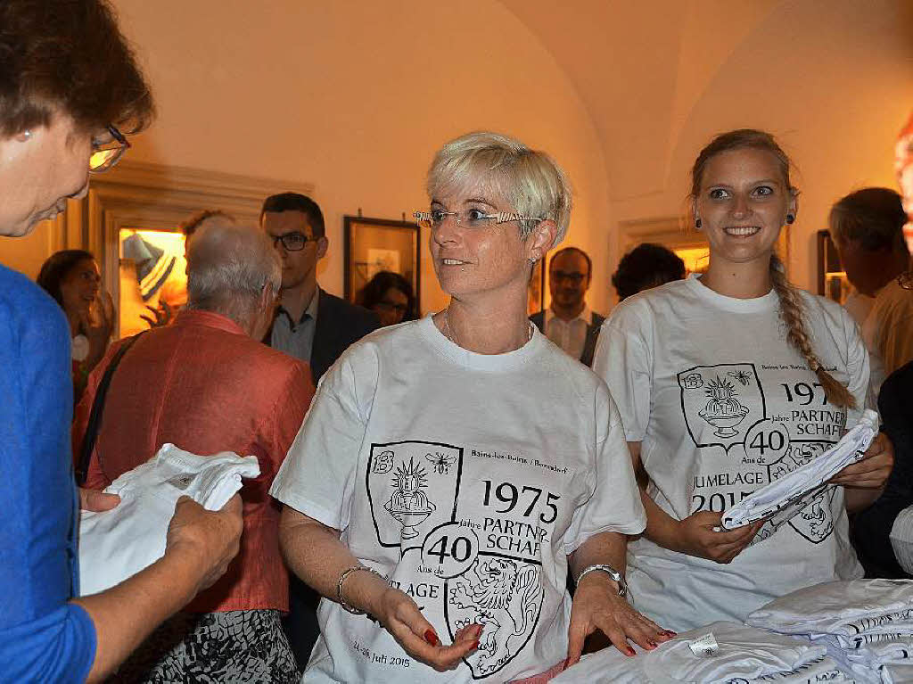 Freundschafts-T-Shirts verteilten Petra Kaiser und Alexandra Ruf.