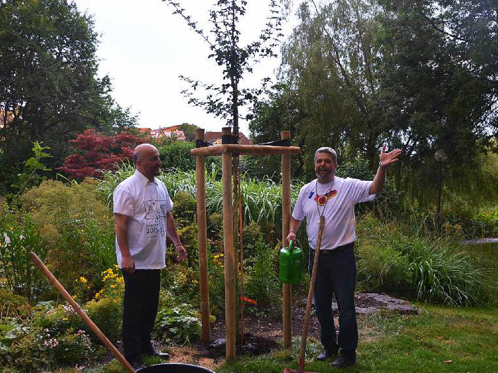 Im Schlossgarten pflanzen Michael Scharf und Frdric Drevet einen Freundschaftsbaum – ein Feldahorn.
