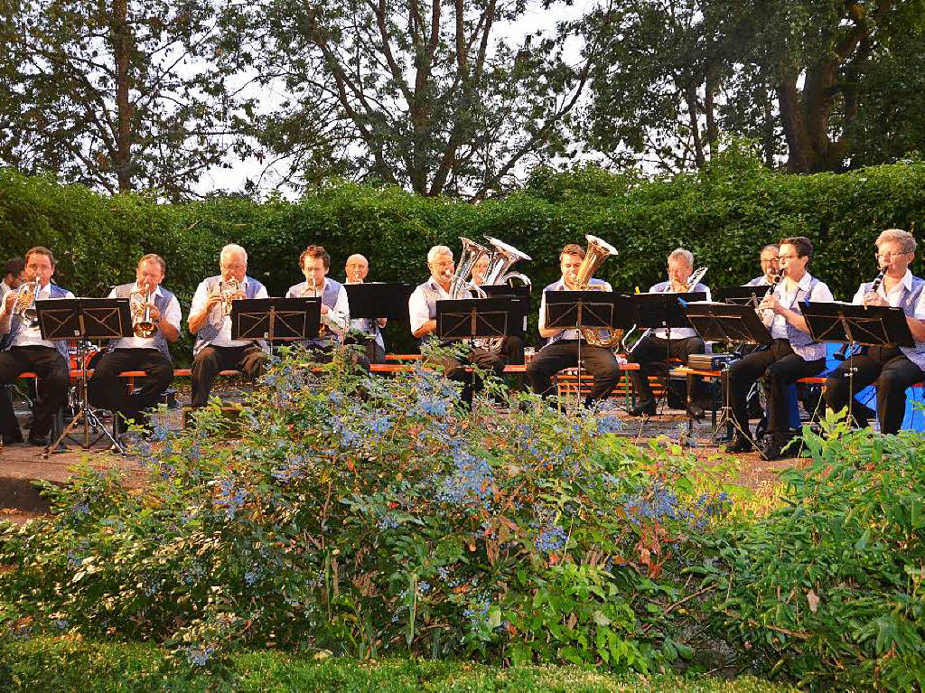 Zur Feier im Schlossgarten spielte die Bonndorfer Stadtmusik auf.