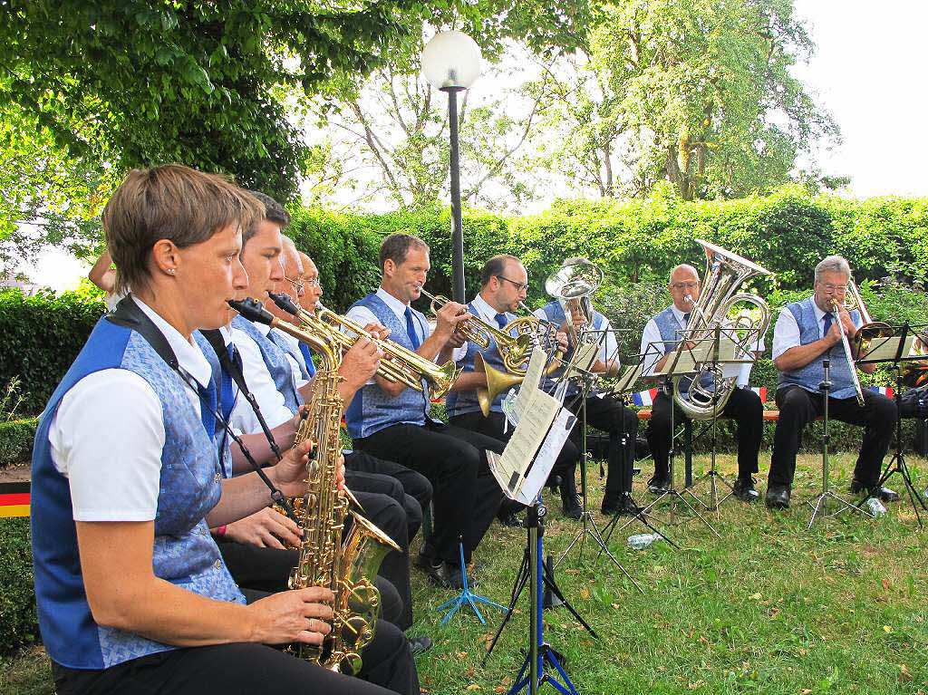Die Stadtmusik Bonndorf beim Gottesdienst im Schlossgarten.