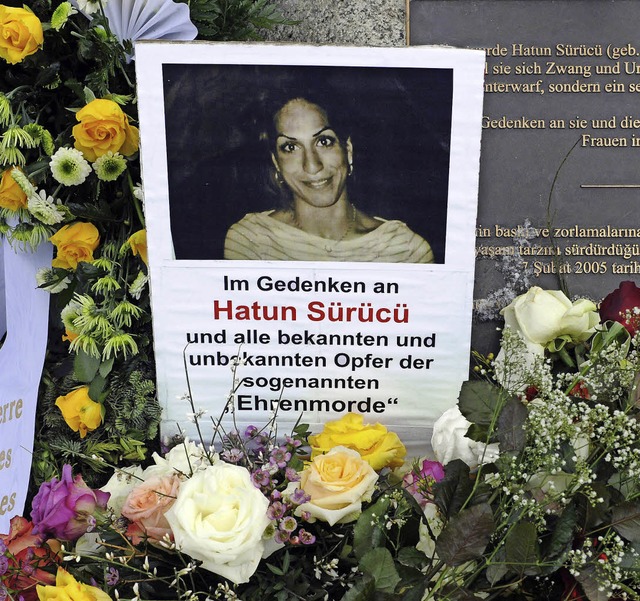Ein Gedenkstein in Berlin erinnert an  Hatun Src.   | Foto: dpa