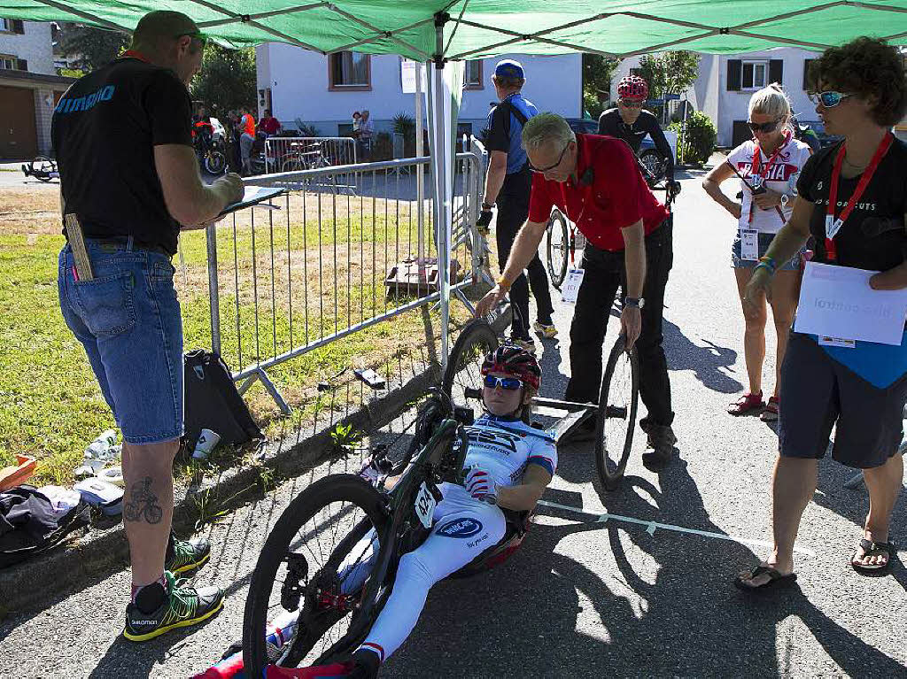 Impressionen vom Paracycling Weltcup 2015 in Elzach Handbike, technische Abnahme vor dem Start