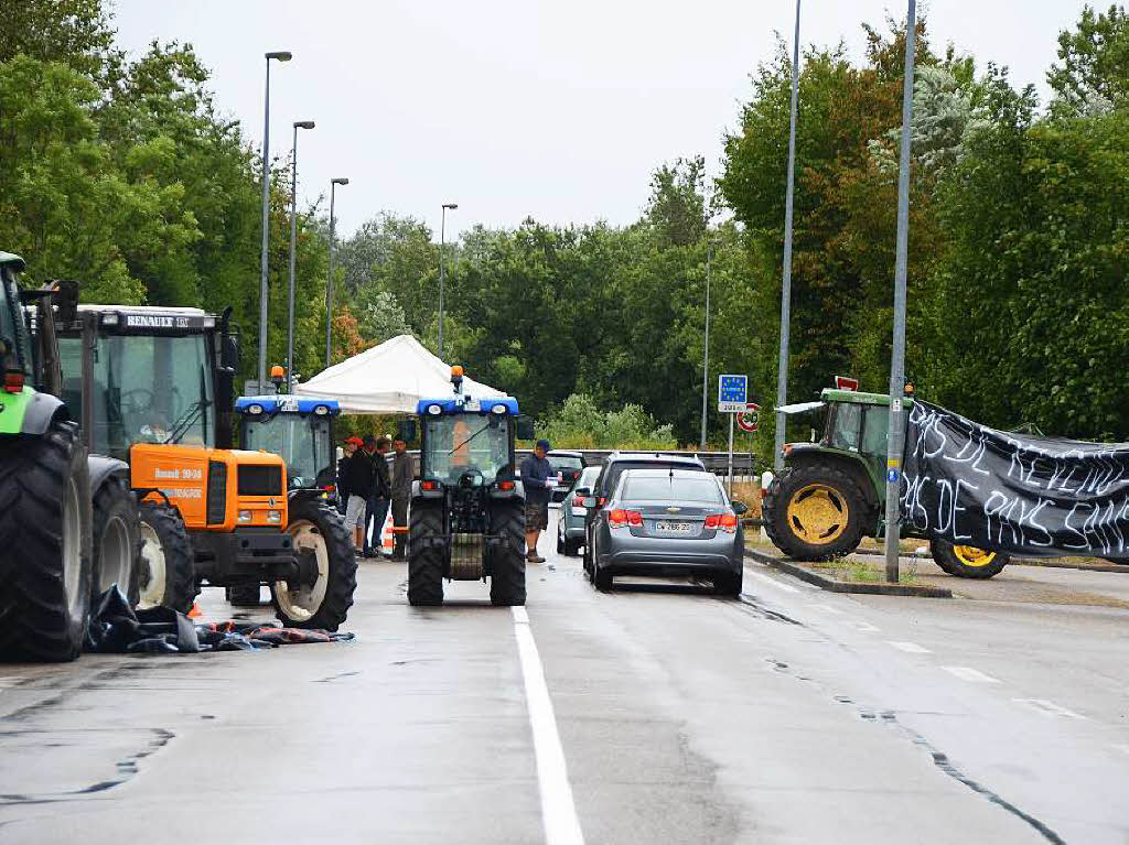 Marckolsheim. Vor der Rheinbrcke haben elsssische Bauern eine Barrikade errichtet. Der Verkehr kommt nur Schrittweise voran.