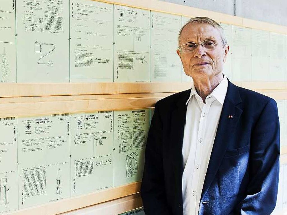 So weit das Auge reicht: Peter Osypka an der Wand seiner Patente.  | Foto: Daniel Schoenen