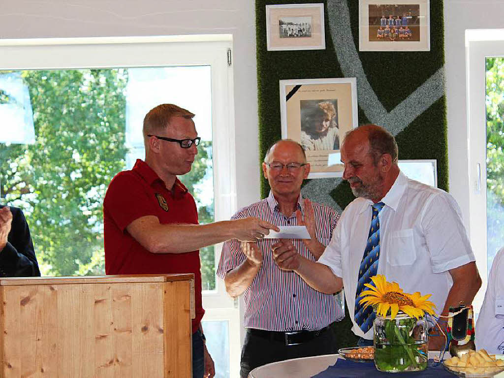 Vereinsvertreter Andreas Furtwngler fllte zur Freude von Gustl Frey und Walter Keler (von links) mit einem Scheck der Gschweiler Vereine wieder eine Lcke im Spendenplan.