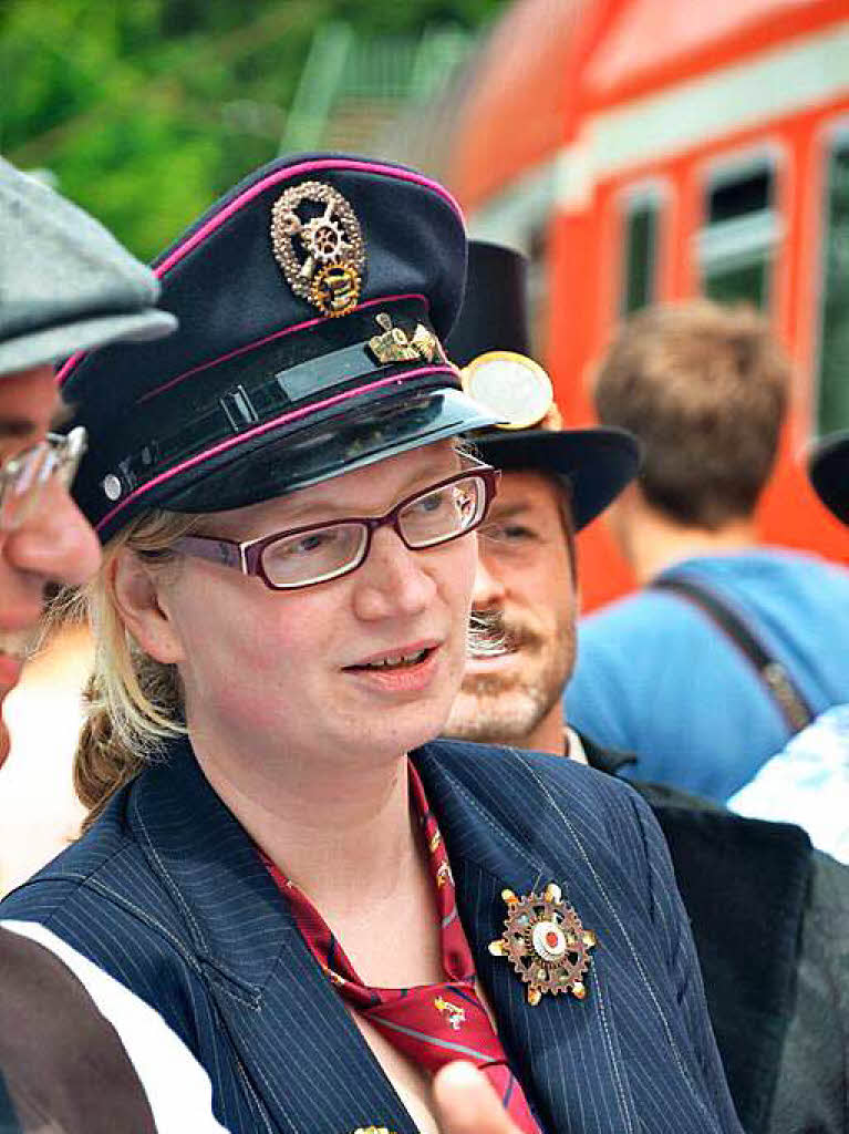 Fantasievolle Uniform einer Zugbegleiterin.