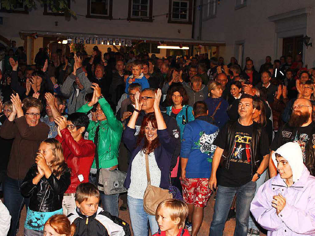 An die 1000 Rockfans tummelten sich beim Konzert von Black Rosie auf dem Schlosshof. Die Begeisterung schwappte vom Kleinkind bis zu Rockfans vorgerckten Alters ber.