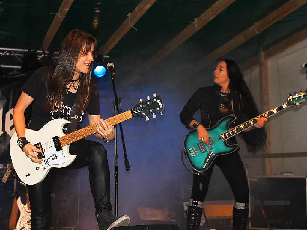 Gaby (links) an der Leadguitar und Jeanine am Bass gereichen den Originalen von AC/DC zu aller Ehre.