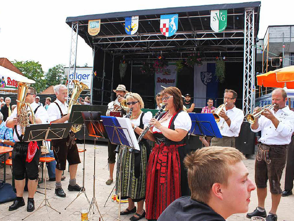 Die Kappler Dorfblaari zogen als Straenmusiker ber das Schlossfestgelnde und begeisterten das Publikum mit traditioneller Blasmusik.