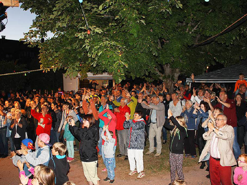Black Rosie begeisterten die Massen. Mehrere hundert Rockfans lieen sich im Schlosshof vor der Bhne des Folktreff von den Rockmdels mitreien.