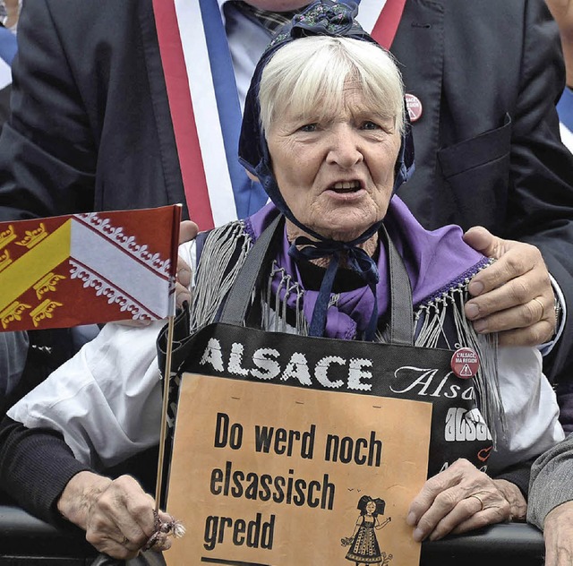 Eine ltere Elssserin demonstriert hier fr die Anerkennung ihres Dialekts.  | Foto: AFP