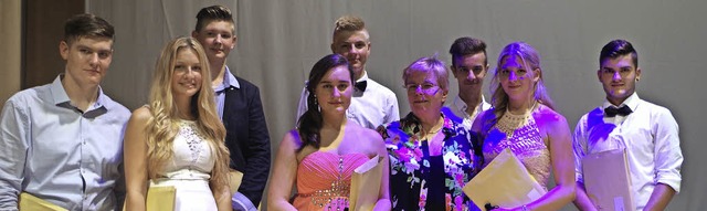 Ellen Bahner (Vierte von rechts) wurde...der besonderes Engagement einen Preis.  | Foto: Katharina Bchle