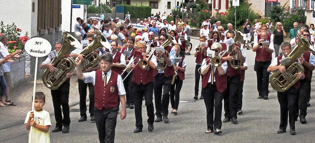 Umzug in Nordweil mit dem Musikverein Bombach  | Foto: Reiner Merz