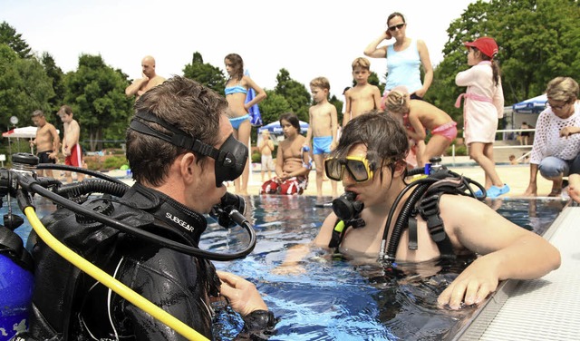 Eintauchen, egal wie: Die Besucher hatten ihren Spa beim  Schwimmbadfest.  | Foto: Thilo Bergmann