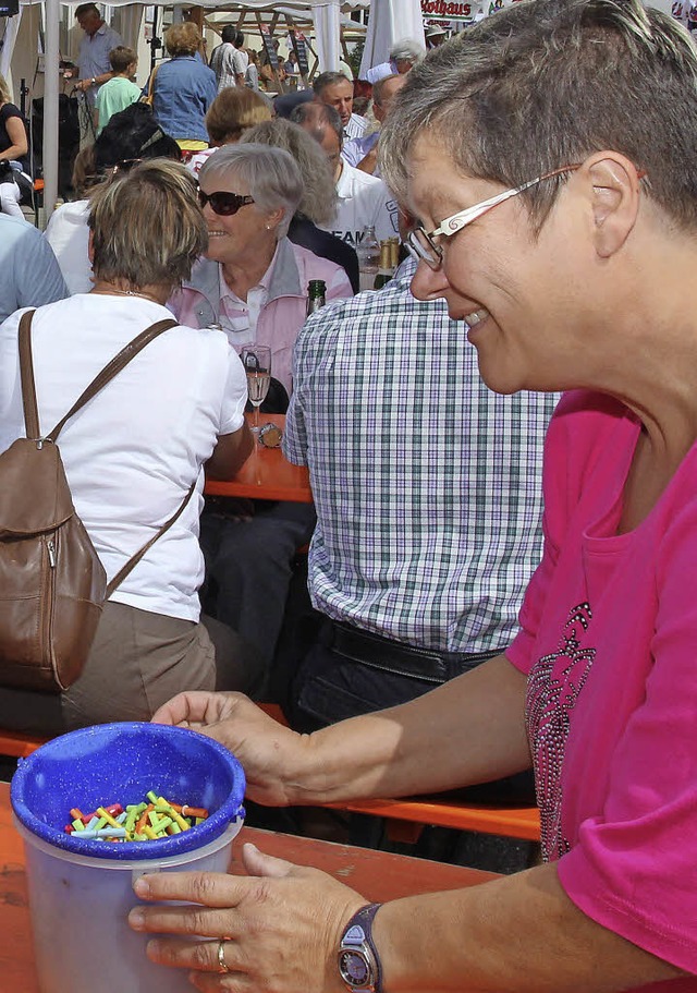 Lose waren ein begehrtes Gut am Pfarrf...se gab es bei der Tombola zu gewinnen.  | Foto: akh