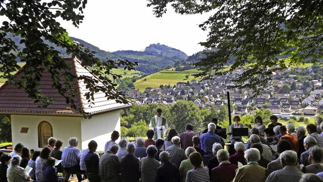 Heilige Messe mit weitem Blick: Glubige bei der Konradskapelle   | Foto: privat