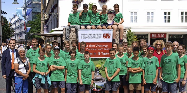 28 Schler der Realschule Donauesching...d Petra Hfler vom Schwarzwaldverein.   | Foto: Paul Schleer