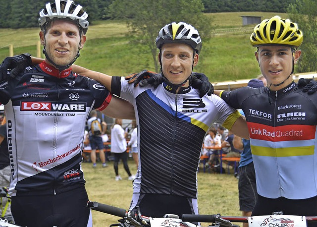 Simon Stiebjahn (Mitte) gewann das Ren...s) und dem Hausacher Felix Klausmann.   | Foto: Helmut Junkel