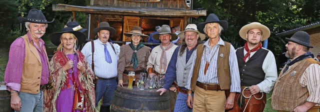 Mchtegern-Cowboys vor dem Saloon. Die... stilecht, das Weizen im Glas weniger.  | Foto: Sandra DEcoux-Kone